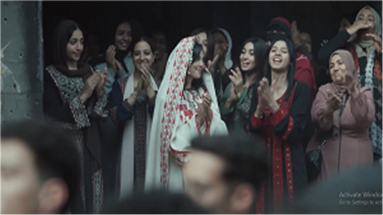 تحول مفاجئ في موقف الصحفية الأمريكية تجاه غزة ضمن أحداث مسلسل صحاب الأرض الحلقة 10